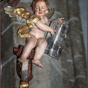 Detail von der Kanzel: Engel mit der Gesetzestafel des Moses, symbolisiert das Alte Testament