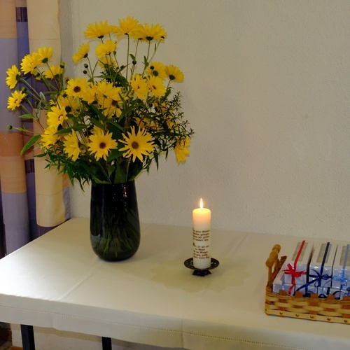 Blumen und Kerze