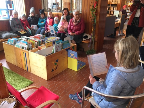 Zur Grimm’s Märchenstunde treffen sich Kinder, Eltern und Großeltern  in der Gaststube einmal im Monat.