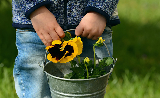 Kinder am Friedhof