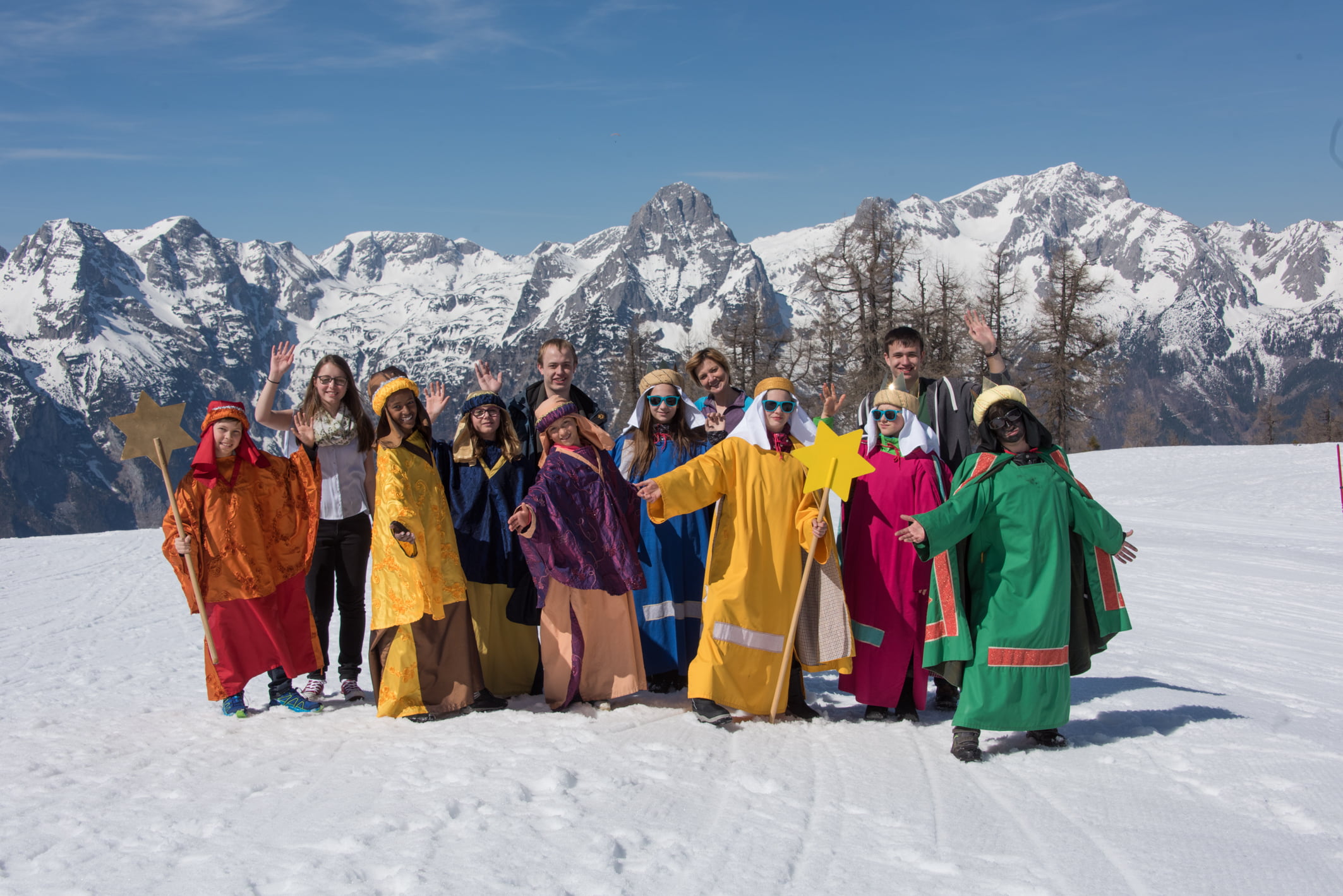 Sternsinger im April sind eine nicht alltägliche Erscheinung. Anfang April waren jedoch auf der Höss in Hinterstoder zwei Gruppen unterwegs, um ein Fotoshooting für die Sternsingeraktion 2018 im Rahmen der Dreikönigsaktion der Katholischen Jungschar 