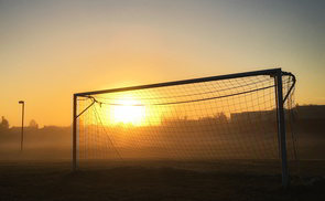 Ein Fußballtor im Abendsonnenschein