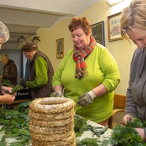 Adventkranzbinden für die Adventstube 2019