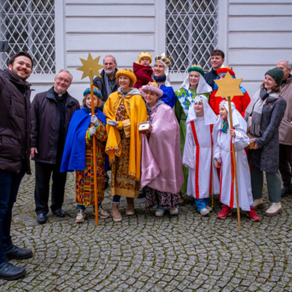 SelfieSternsingerbesuch im Bischofshof / ? Di?zese Linz / Johannes Kienberger Selfie der Sternsinger zusammen mit Generalvikar Severin Lederhilger, Dompropst Wilhelm Vieb?ck und Bischofsvikar Johann Hintermaier.