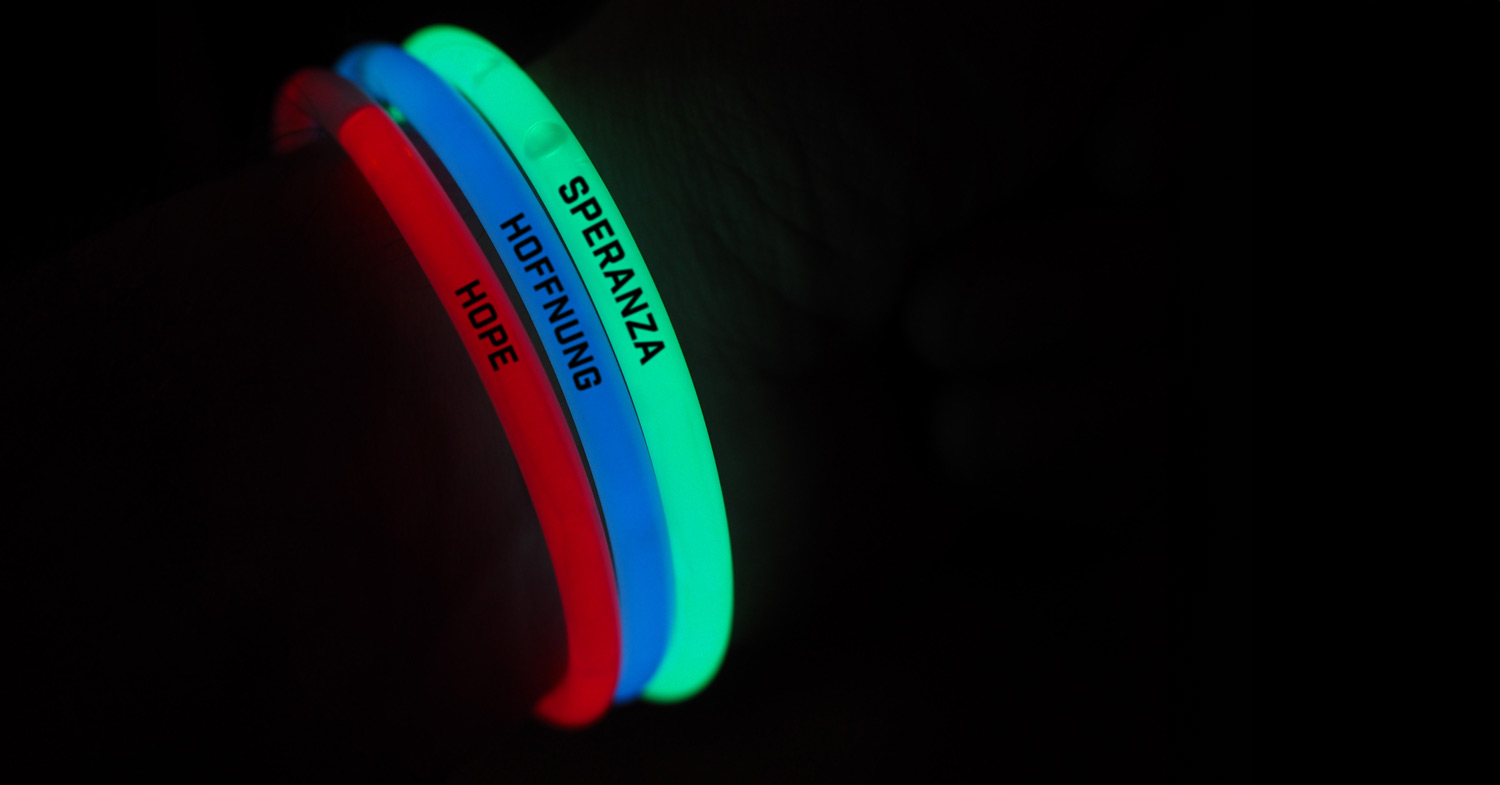 Leuchtende Silikonarmbänder mit den Worten Hoffnung, Hope und Speranza