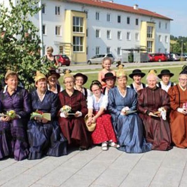 Kopftuch-, Goldhauben- und Hutgruppe