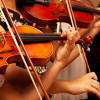 weibliche Personen, die Violine spielen
