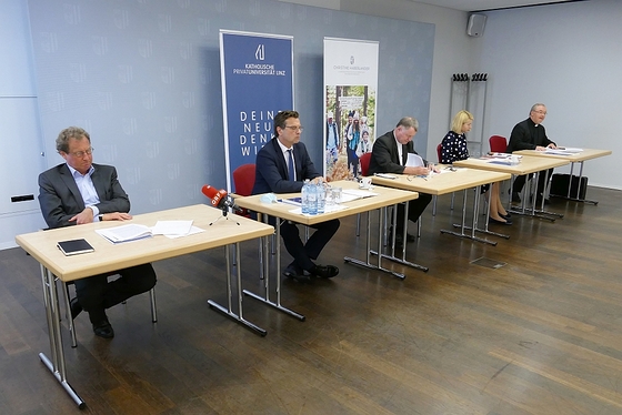 Pressekonferenz mit VertreterInnen von Kirche, Politik und Gesundheitswesen