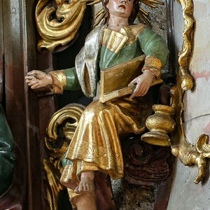 Am Kanzelkorb einer der vier Evangelisten: Matthäus (Attribut fehlt), Markus mit Löwen, Lukas mit Stier, Johannes mit Buch und Kelch;