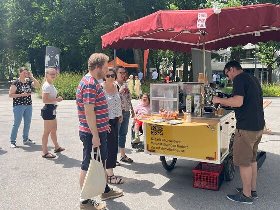 CAFeBIKE am am belebten JKU-Campus 