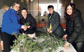Religionslehrerin Christine Obermayr (2. v. rechts) mit Schülerinnen beim Vorbereiten der Zweige für den Adventkranz