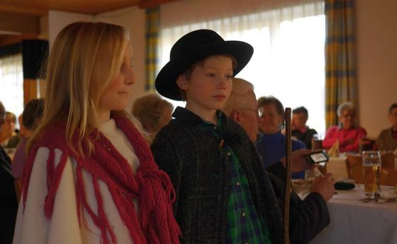 Jung und Alt gemeinsam in Vorbereitung auf Weihnachten