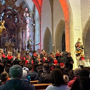 Spring Singers im beleuchteten Kirchenraum